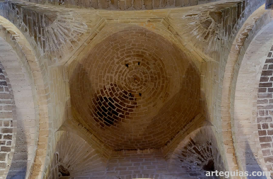 Interior de los arcos torales, las trompas, el cimborrio y la c&uacute;pula