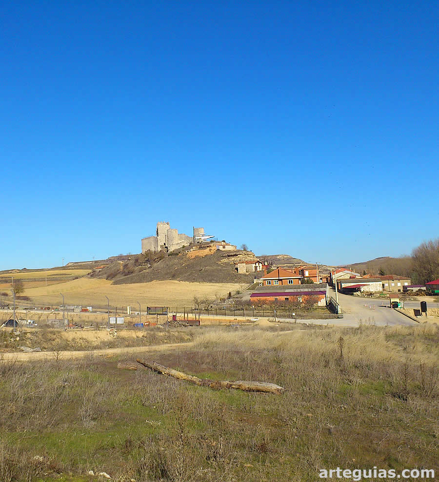 Coru&ntilde;a del Conde con su castillo sobre un cerro