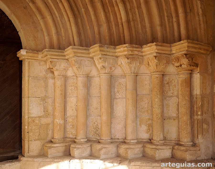 Detalle de las columnas de la portada rom&aacute;nica de la emita