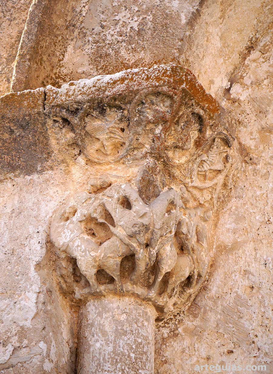 Capiteles con grifos