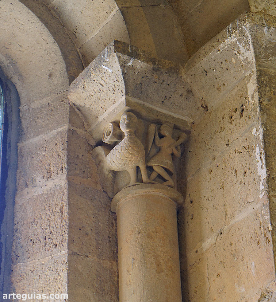 Capitel de uno de los ventanales del &aacute;bside principal