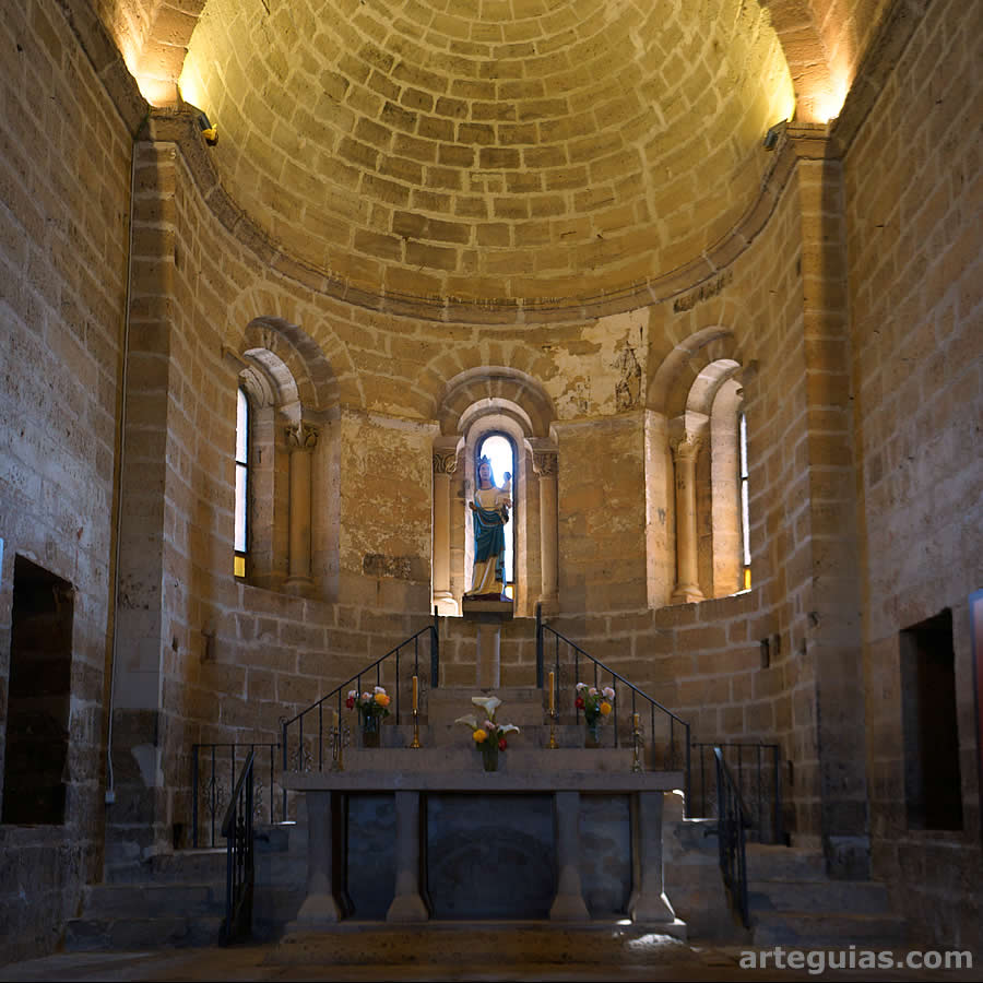Interior del &aacute;bside central de la ermita de Chalamera