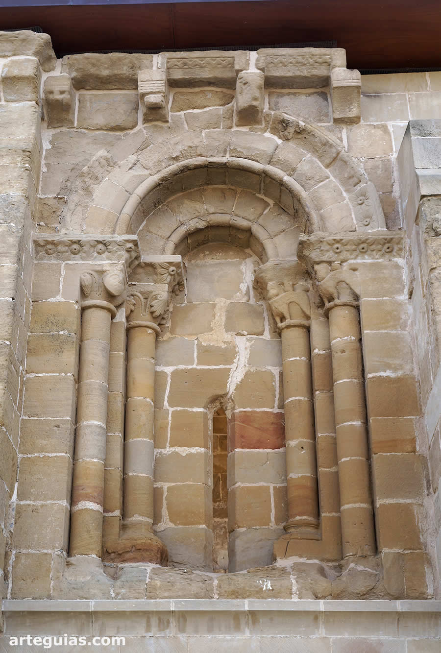 Gran ventanal del muro norte del presbiterio