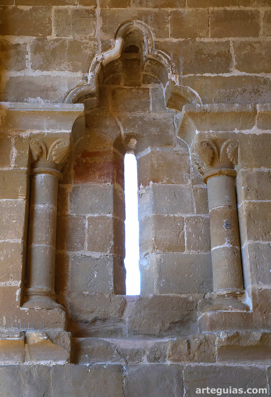 Peculiar ventanal en el presbiterio de la ermita de la Concepci&oacute;n de Treviana