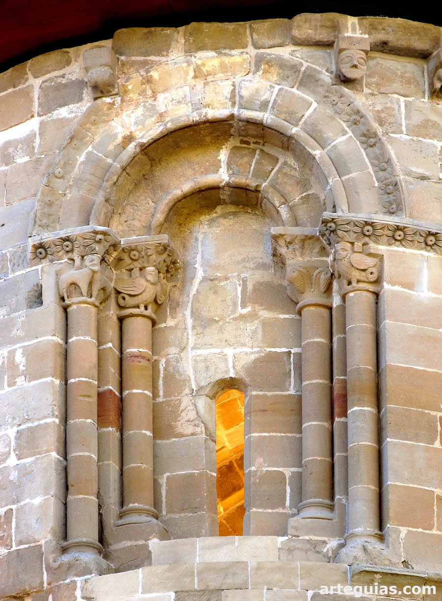 Gran ventanal en el centro del &aacute;bside