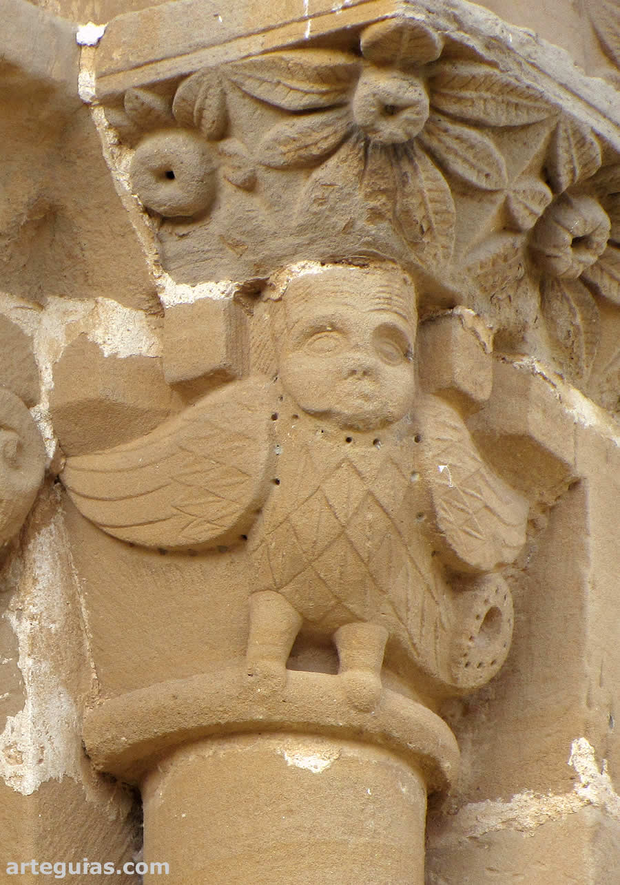 Capitel con arp&iacute;a