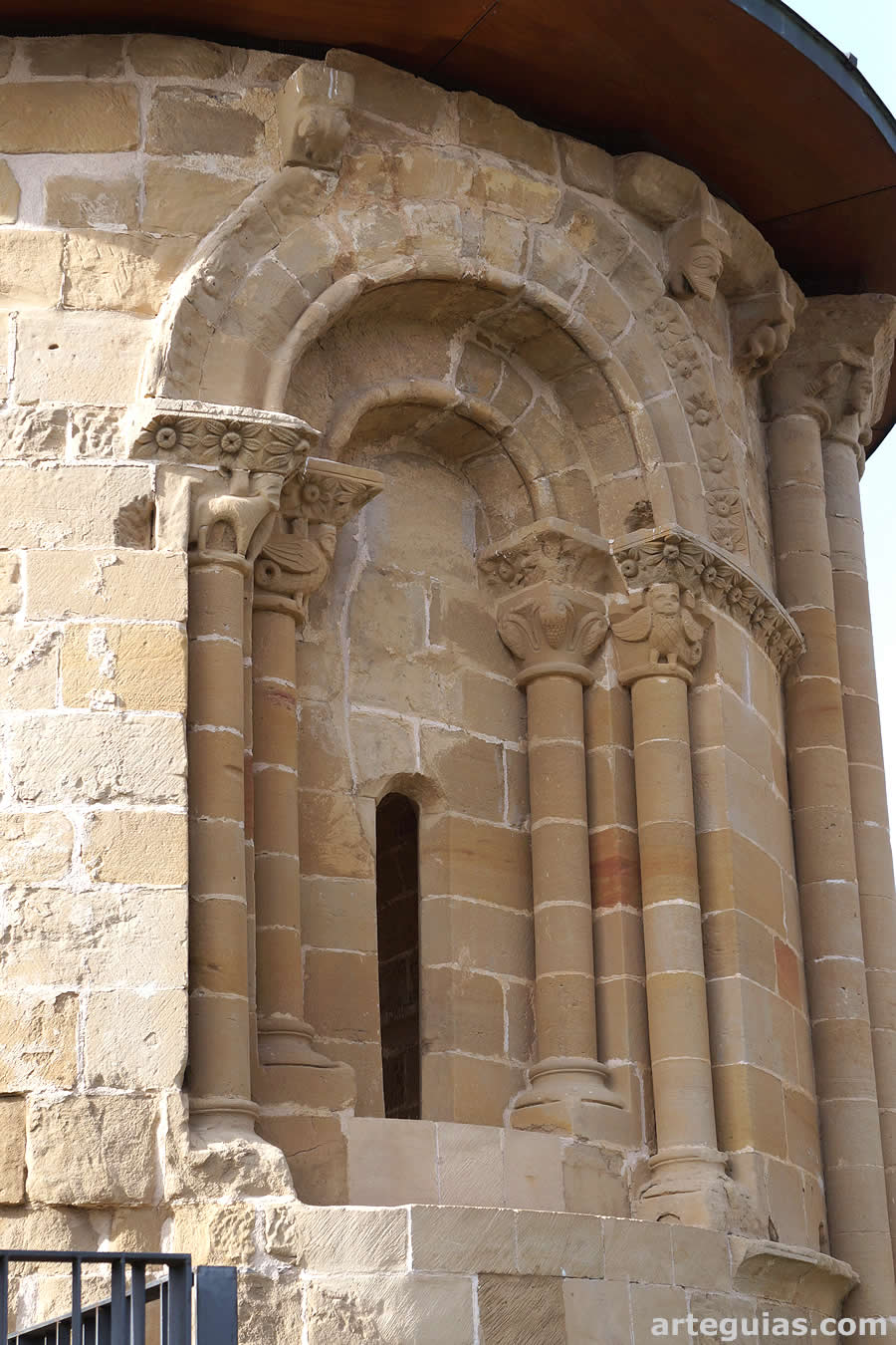 Ermita de la Concepci&oacute;n de Treviana, La Rioja: gran ventanal absidal