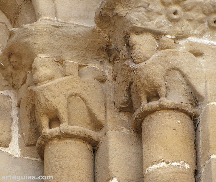 Dos capiteles del ventanal