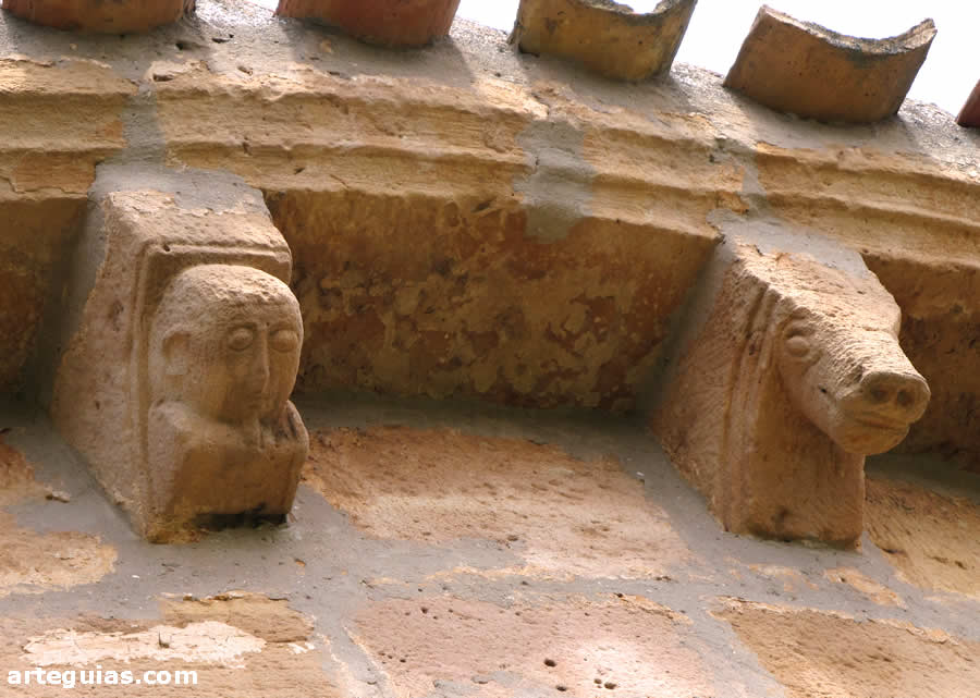 Hombre tocando un dolio y una cabeza de b&oacute;vido o equino