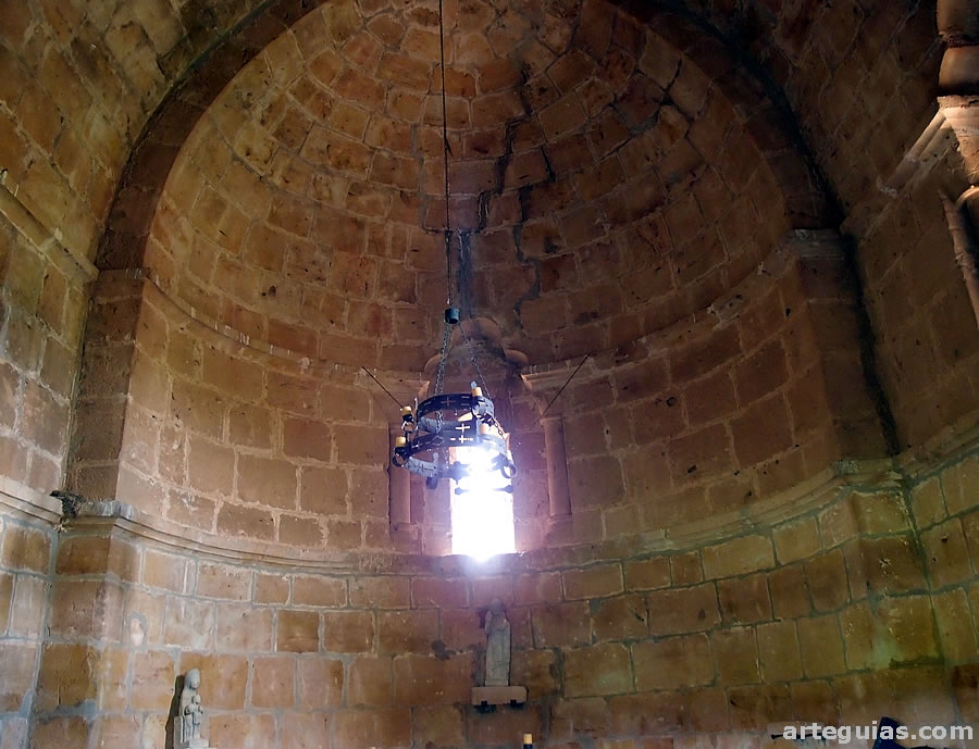 Interior del &aacute;baside de la Ermita de San Fag&uacute;n de Barrios de Bureba