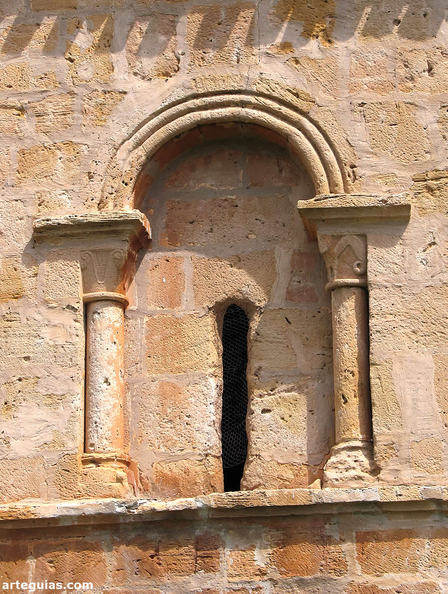 Ventanal del muro sur presbiterial