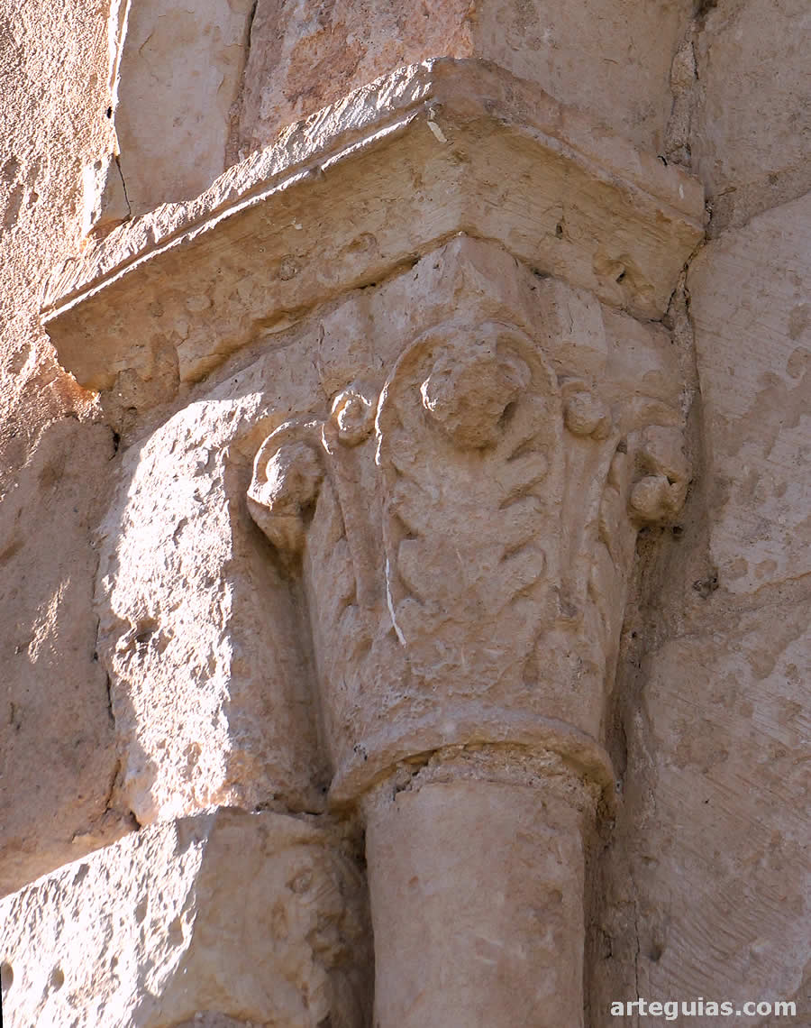 Capitel del ventanal absidal