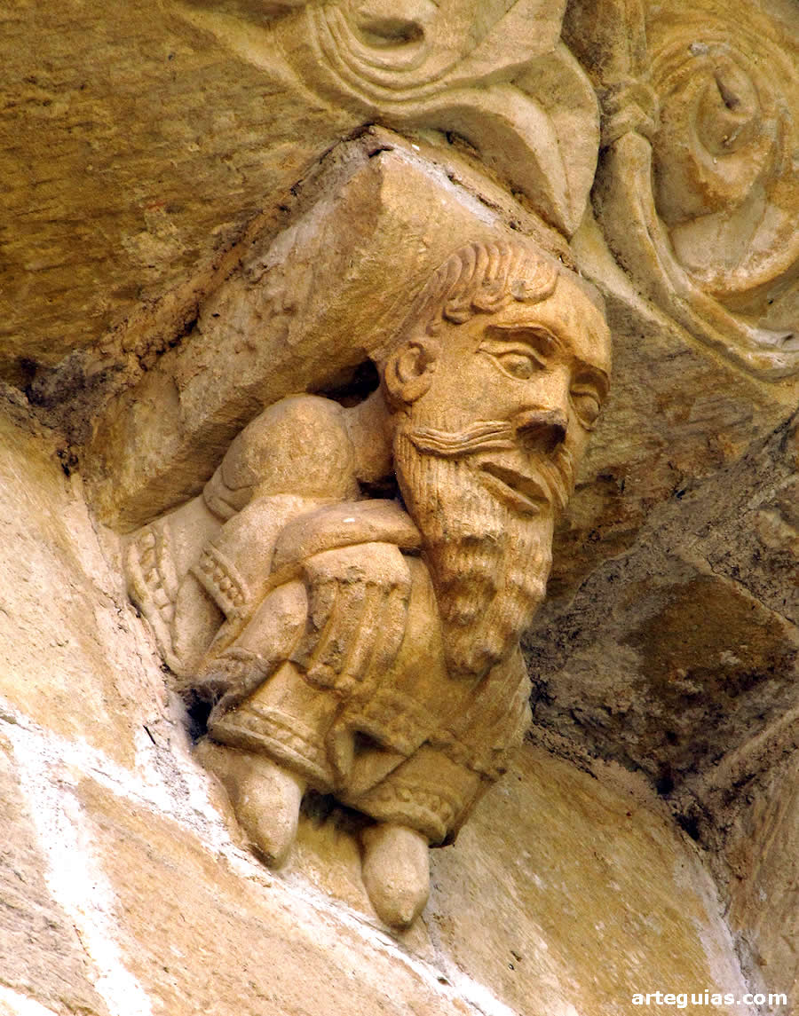 Canecillo con la figura de un hombre que algunos lo identifican como el maestro o el comitente