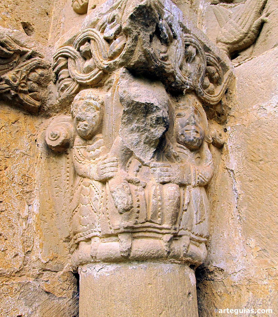 Uno de los capiteles de la puerta rom&aacute;nica