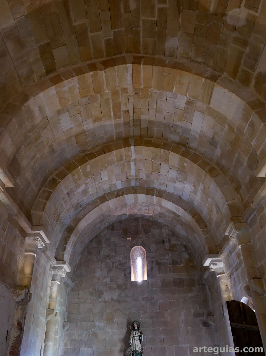 Nave de la ermita con bóveda de medio cañón y arcos fajones