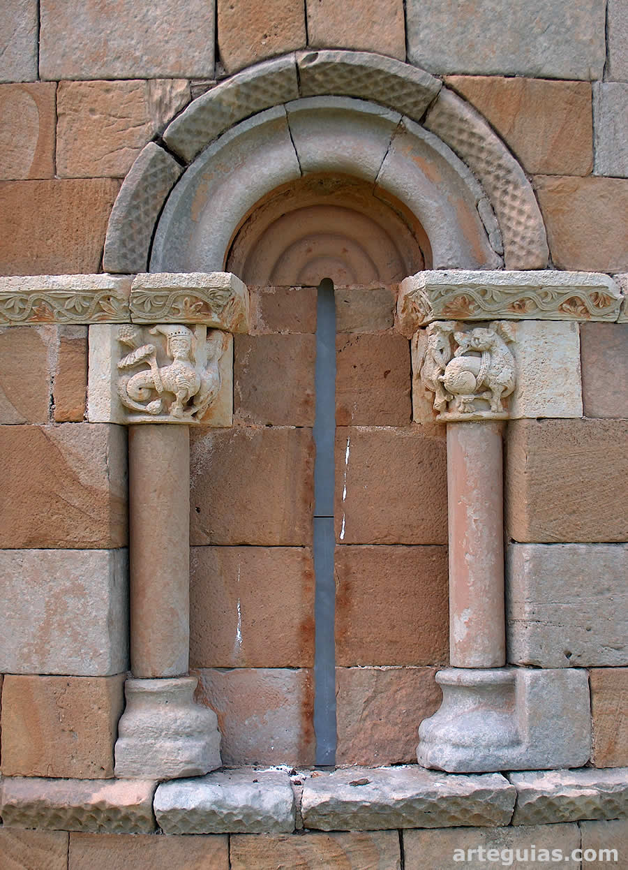 Uno de los tres ventanales del ábside de la ermita