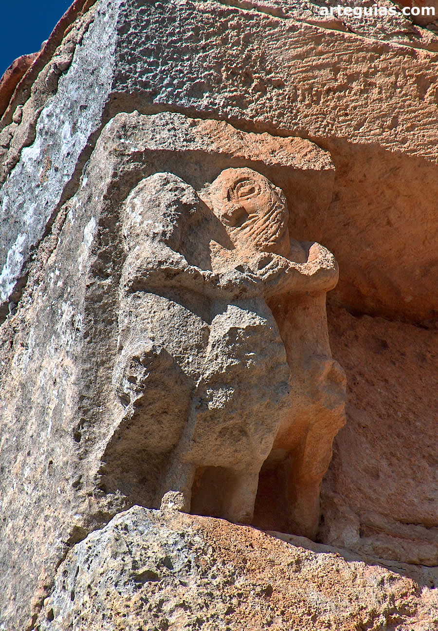 Canecillo desfigurado de la cornisa