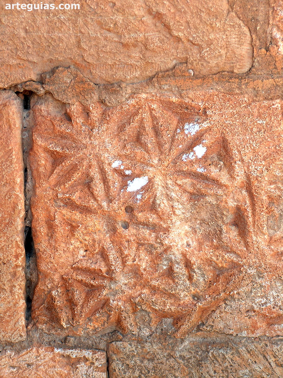 Relieve de rosetas de apariencia hispanovisigoda