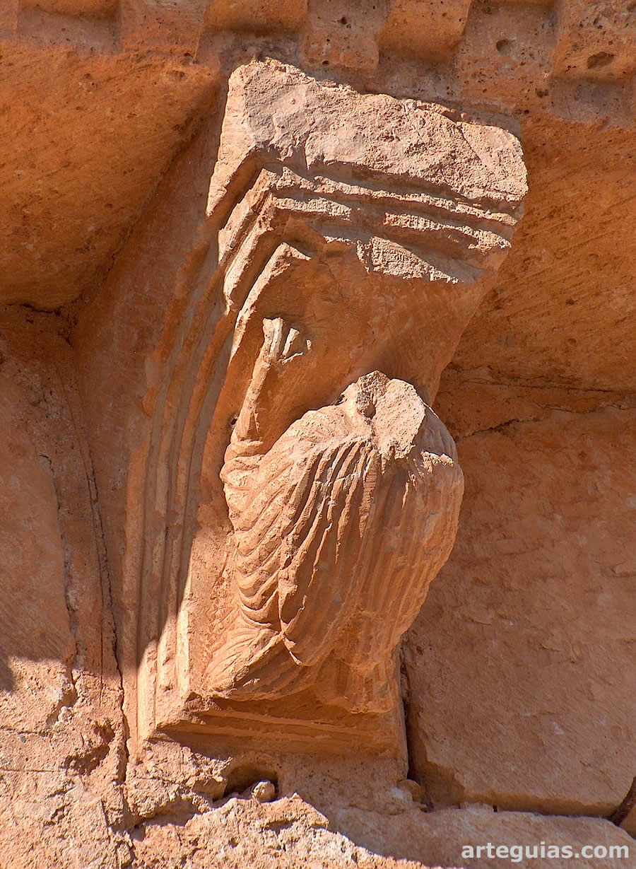 Canecillo con un ave