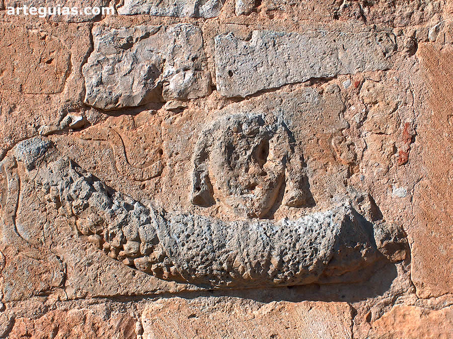 Pieza romana embitida en los muros de la ermita