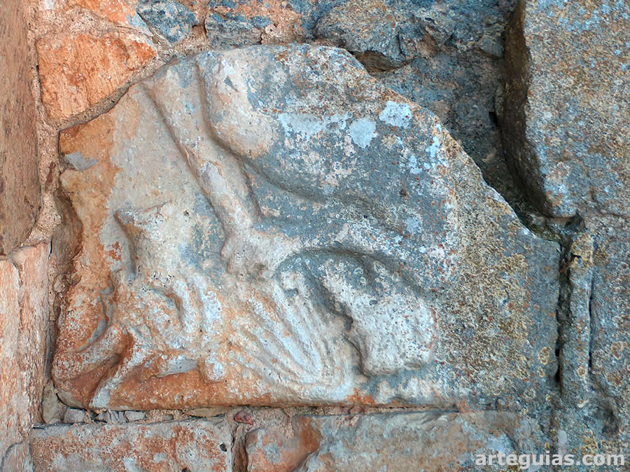 Otra piedra reutilizada de otro edificio