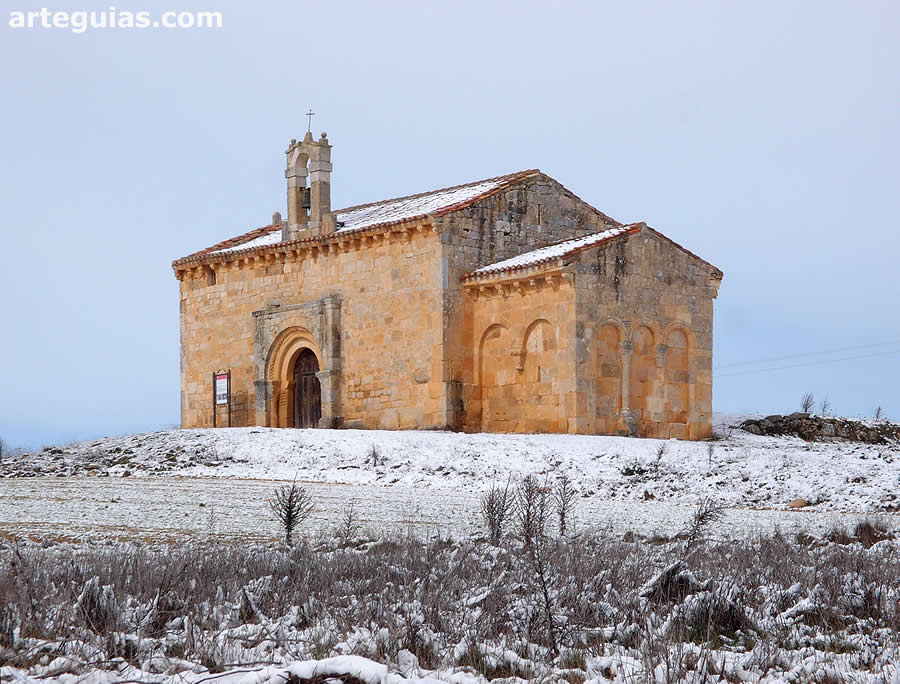La ermita rom&aacute;nica del Santo Cristo de Coru&ntilde;a del Conde en una ma&ntilde;ana nevada de invierno