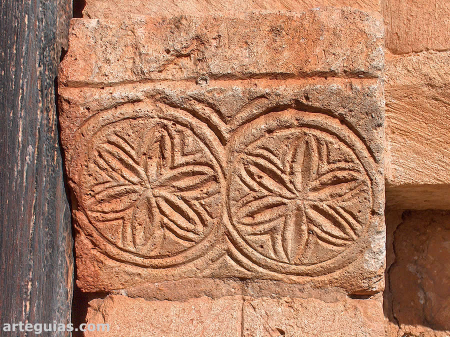 Relieve de rosetas en la puerta