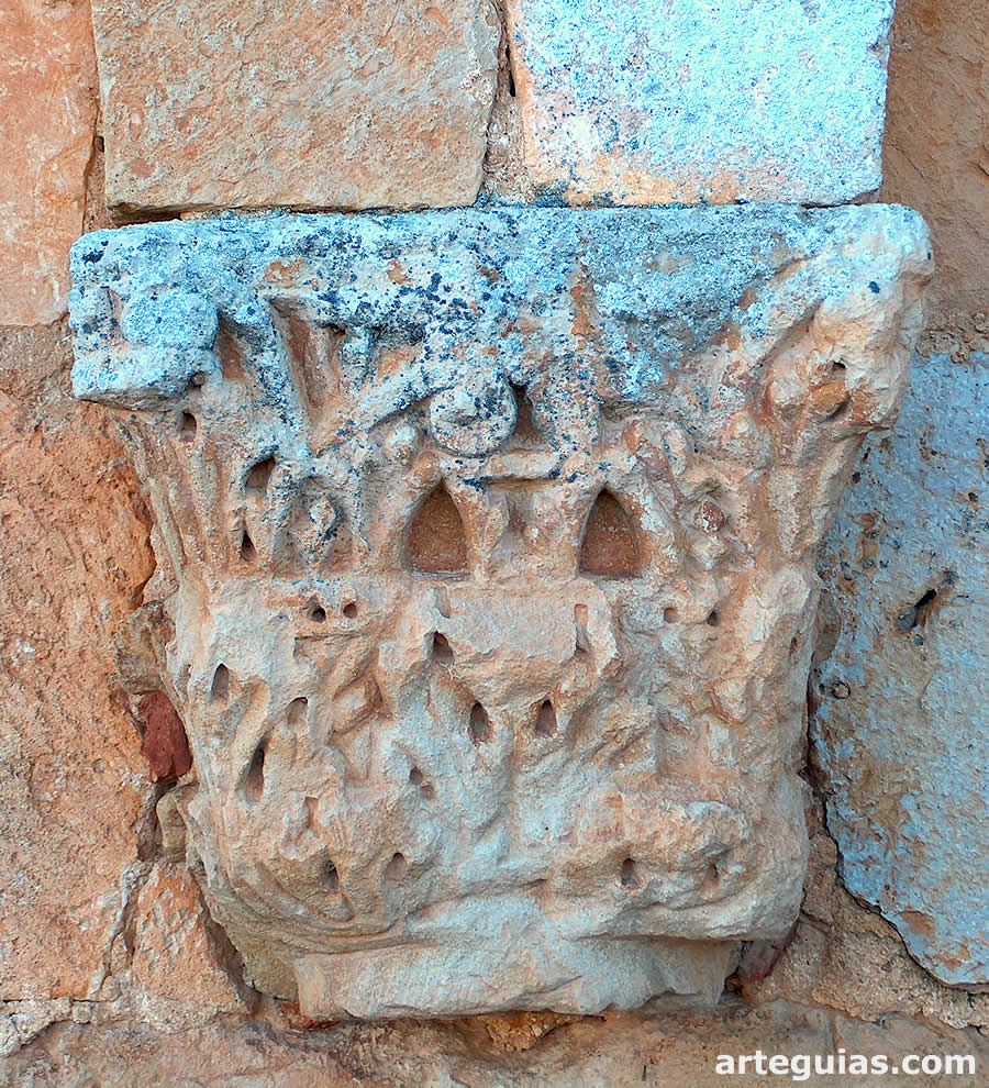 Capitel romano de spolia o acarreo