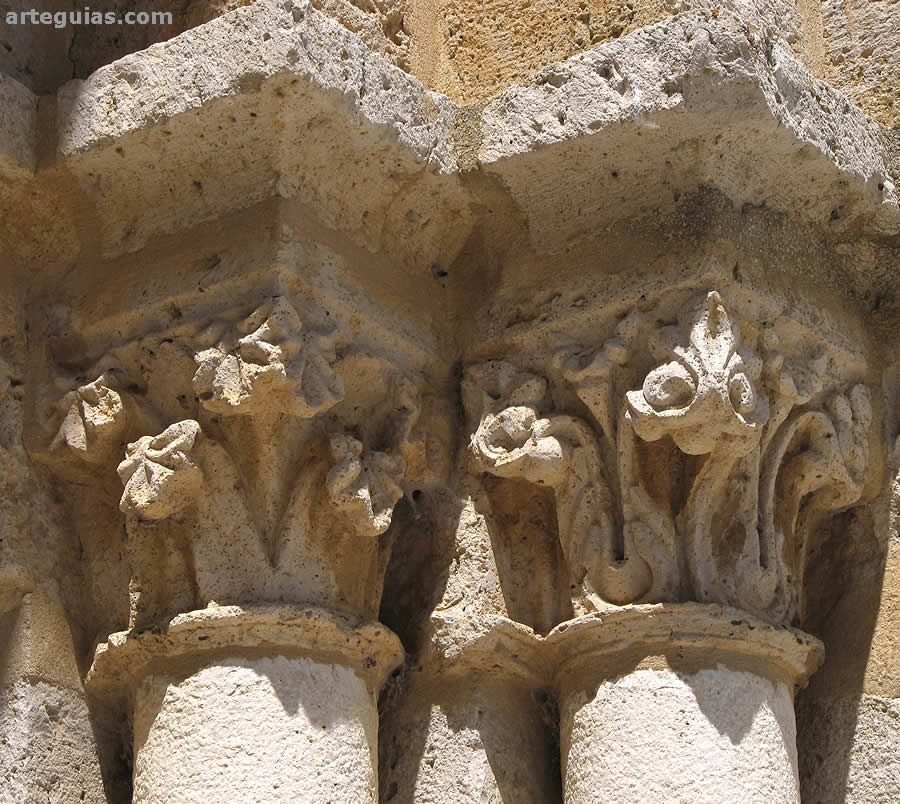 Dos de los capiteles de la puerta sur