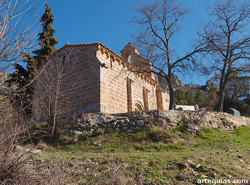 La ermita de R&iacute;o-Quintanilla se encuentra completamente aislada de cualquier otro edificio que dificulte su contemplaci&oacute;n