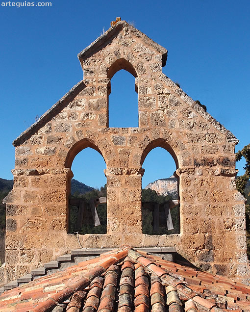 La espada&ntilde;a, una de las caracter&iacute;sticas de  la ermita de R&iacute;o-Quintanilla y de otras iglesias del noreste burgal&eacute;s