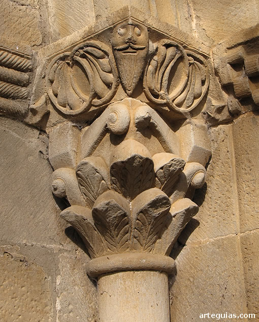 Columna derecha de la puerta