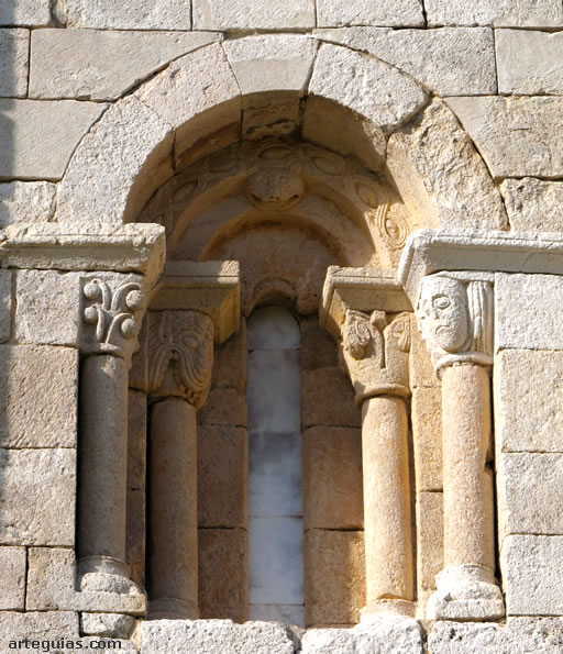 Uno de los ventanales de la Ermita de San Pantale&oacute;n de Losa