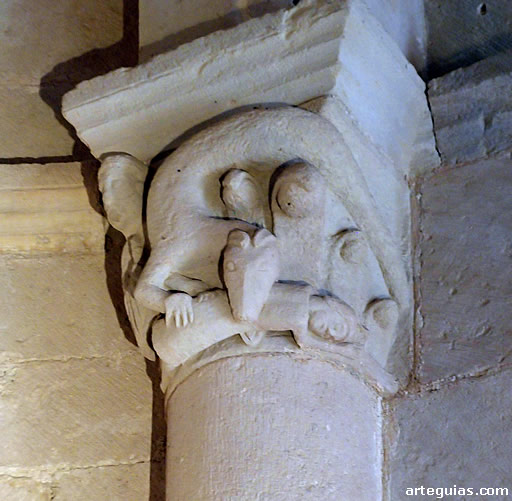 Capitel con una peculiar serpiente mordiendo a un ser humano