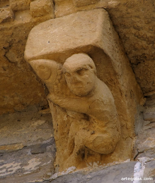 Uno de los canecillos m&aacute;s curiosos: un hombre abrazado a un pez