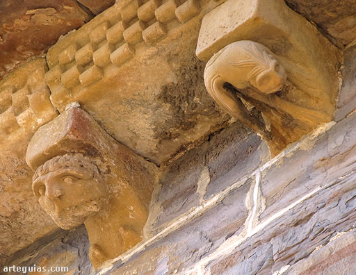 Ermita de Santa Mar&iacute;a del Campo, en Navascu&eacute;s, Navarra : canecillos de la cabecera