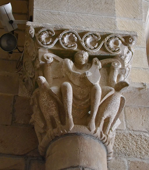 Capitel del arco triunfal con el Rey David