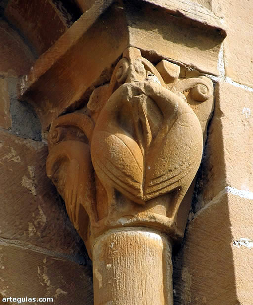 Otro capitel de aves en uno de los ventanales de la cabecera de la ermita del Santo Cristo de Catal&aacute;in