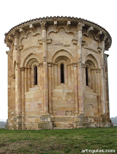 Imponente &aacute;bside la Ermita