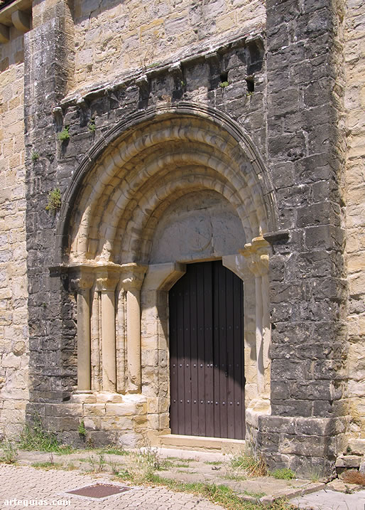Puerta rom&aacute;nica en el muro meridional