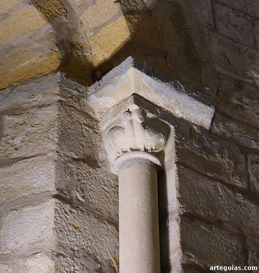 Capitel de un ventanal con una pareja de arp&iacute;as