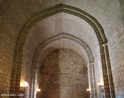 Nave de la ermita con su b&oacute;veda de medio ca&ntilde;&oacute;n apuntado sobre arcos fajones doblados