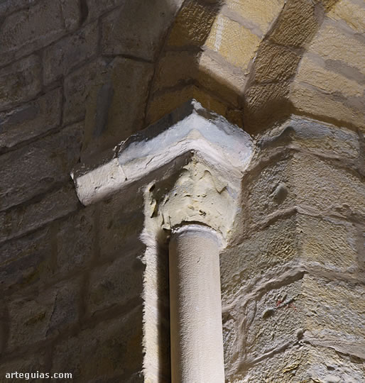 Capitel de un ventanal interior con dos aves