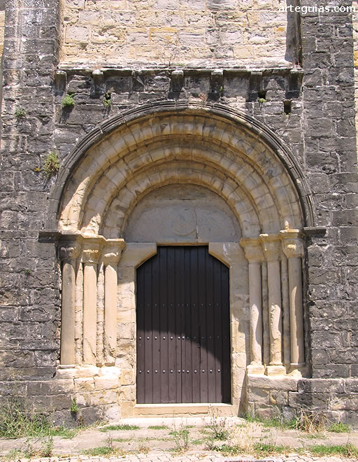 Puerta rom&aacute;nica en el muro meridional. Ermita de la Virgen del Camino de Badost&aacute;in, Navarra