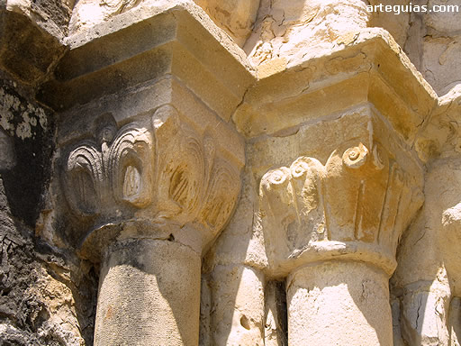 Dos de los capiteles de la puerta