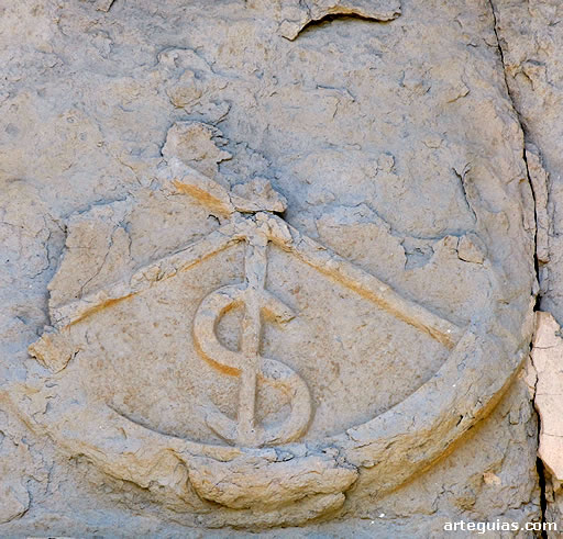 Crism&oacute;n de la puerta. Se encuentra bastante estropeado