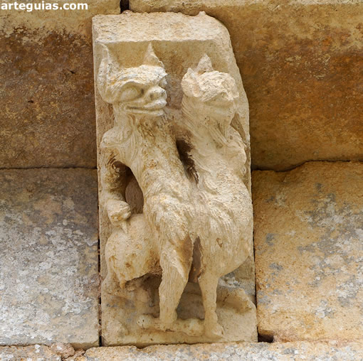 Canecillo de un diablo montando a un le&oacute;n