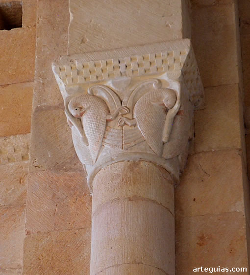 Capitel interior con aves picando sus lomos