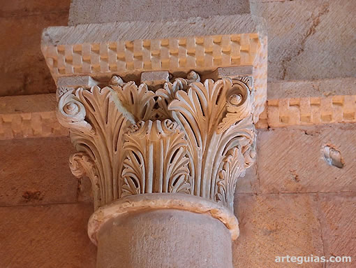 Capitel de acantos de filiaci&oacute;n silense