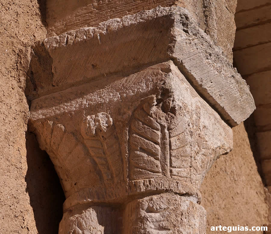 Capitel doble de la galería porticada